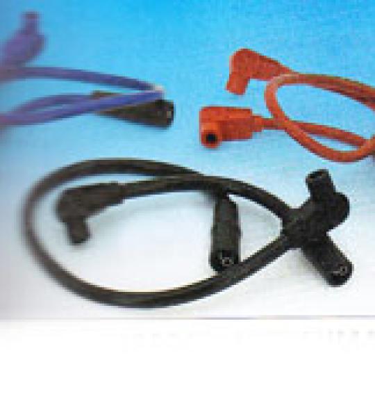 Kit cavi candela performanti Sumax rosso 8.2mm include due cavi da 20cm con cappuccio candela a 135° e bobina a 90° per Harley Rocker dal 2008 ad oggi e Modelli Twin Cam dal 1999 ad oggi con bobine riposizionate sull'attacco motore superiore